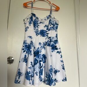 Super cute blue and white floral dress ! 💙🤍